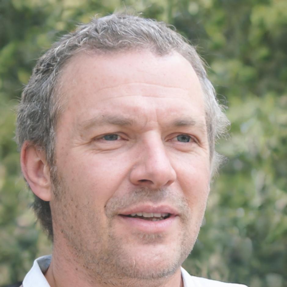 Instructor Carlos Mendoza